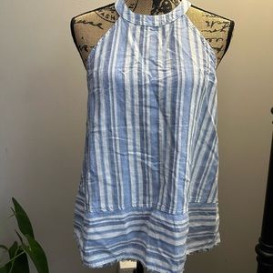 Hello, I’m selling this bella dahl top color blue and white.